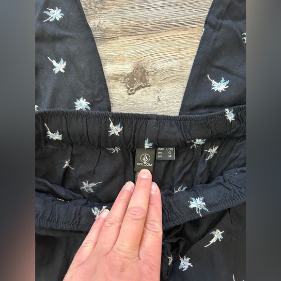 Volcom palm tree pants. Loose Lighweight Jogging Pants. Size Large. - Picture 2 of 4